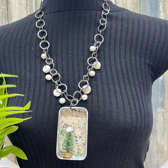 Adorned Crown Jewelry Jewelry - ⭐️Adorned Crown Jewelry assemblage she loves Christmas shadow box necklace